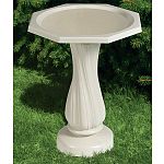 It’s easy to give your birds water anywhere in your yard. The classic styling is constructed of lightweight plastic—so easy to move for cleaning or mowing. Great for balconies too!